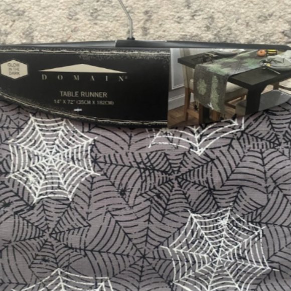 Halloween glow in the dark table runner with spiders - Picture 2 of 5